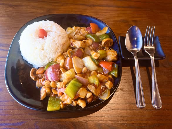 M9. Kung Pao Chicken Fried Rice Noodles or Chow Mein 宫爆鸡丁炒